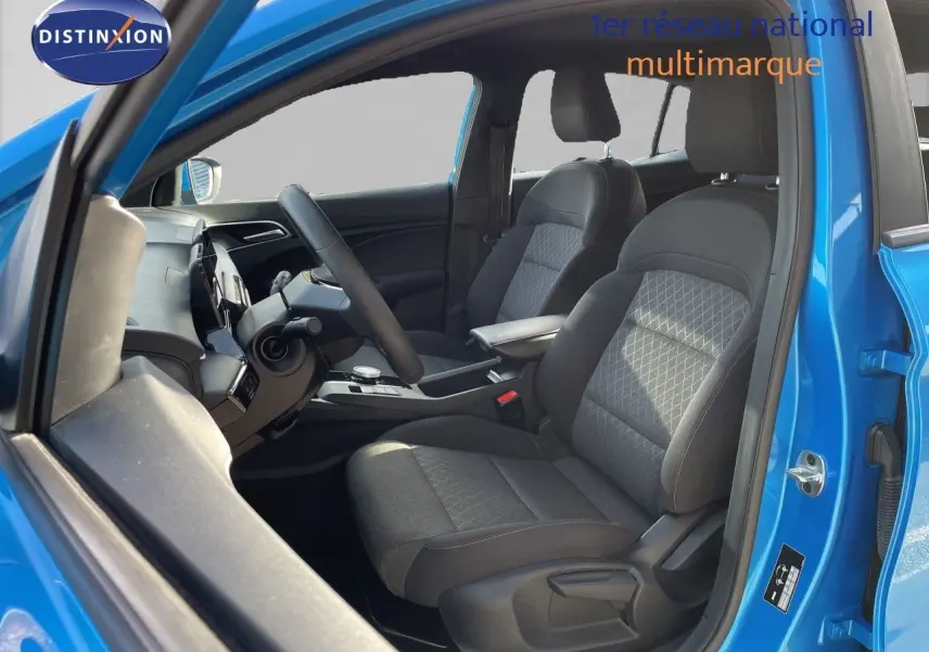 Vue intérieure côté conducteur de la MG3 1.5L HYBRID+ 195CH en bleu COMO, sièges tissu gris noir avec motifs géométriques.