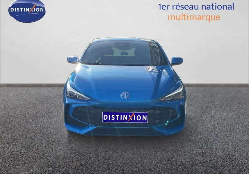 Vue frontale d'une MG3 1.5L HYBRID+ 195CH en bleu Como Metal avec calandre noire et phares LED allumés.