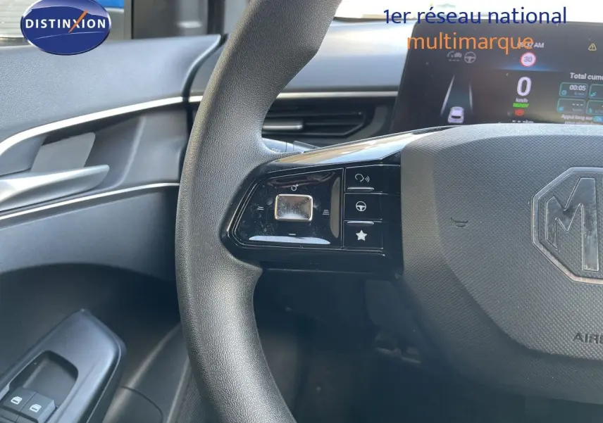 Gros plan sur le volant noir de la MG3 2024, avec commandes intégrées et tableau de bord digital en arrière-plan.