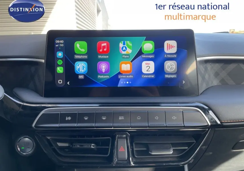 Vue intérieure du tableau de bord du MG3 2024 avec écran tactile central affichant Apple CarPlay, finition noire avec détails chromés.