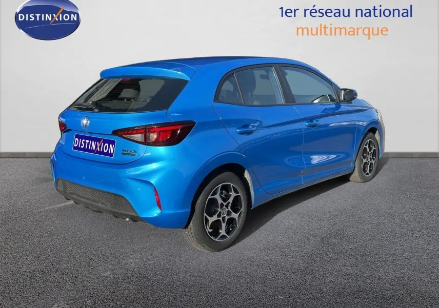 Vue 3/4 arrière droite d’une MG3 1.5L Hybrid+ 195ch en bleu Como Metal avec jantes alliage distinctives.