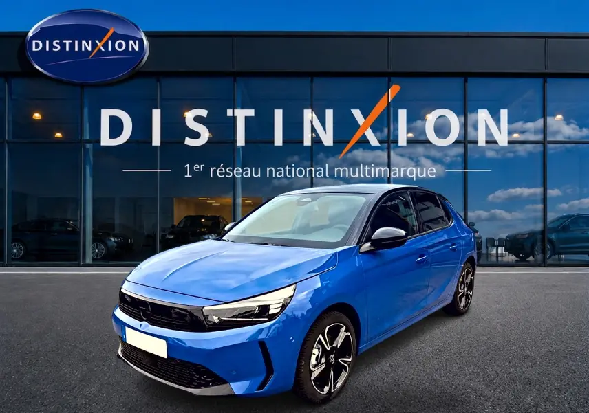 Opel Corsa 1.2 turbo 100 GS bleu vue 3/4 avant avec jantes alu et phares LED devant un showroom Distinxion.