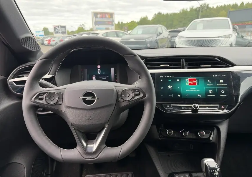 Vue intérieure centrée sur le volant Opel Corsa 1.2 turbo 100 gs avec tableau de bord et écran tactile visible.