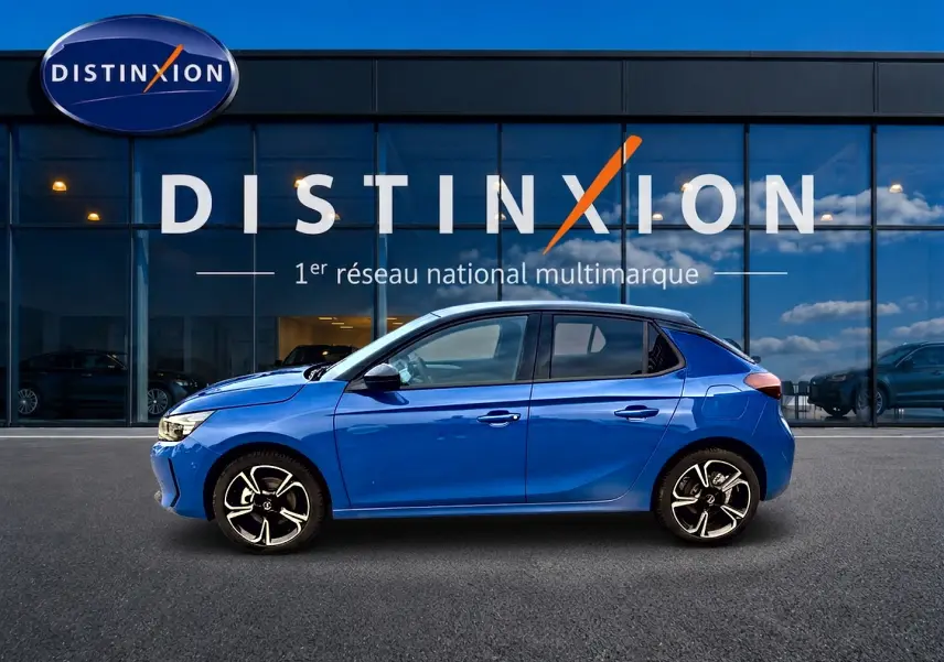 Opel Corsa 1.2 turbo bleu vue de profil côté gauche, avec jantes alliage et vitres teintées.