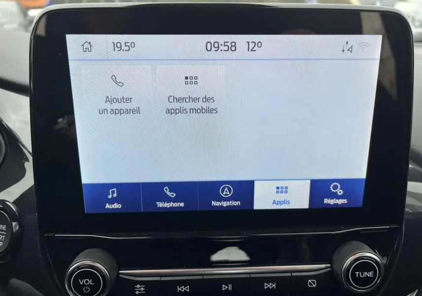 Écran tactile SYNC3 du Ford Puma 2023 affichant les options audio, téléphone, navigation et applications.