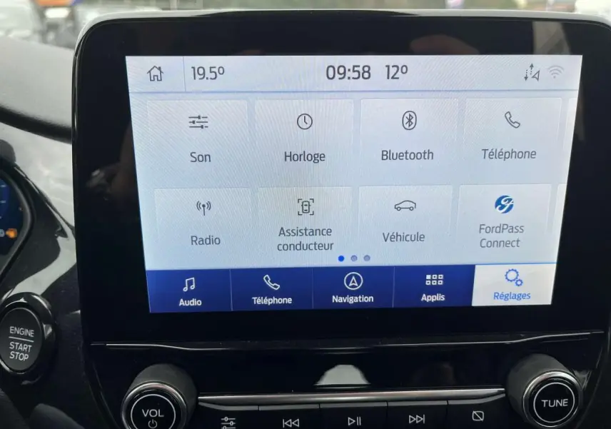 Écran tactile central SYNC3 du Ford Puma 2023 avec commandes audio et navigation, bouton démarrage visible à gauche.