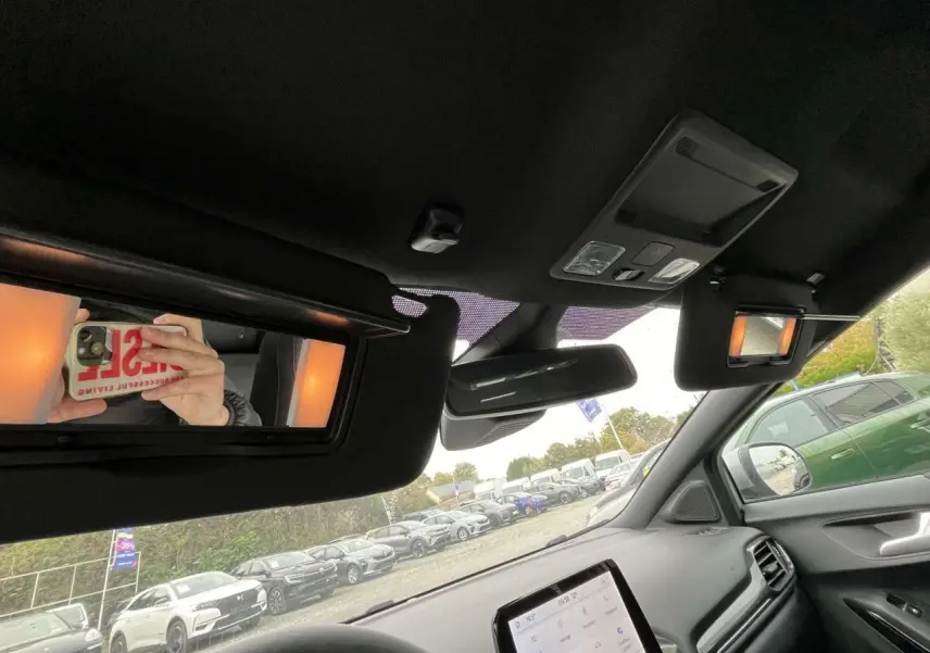 Vue intérieure du pare-soleil côté conducteur avec miroir éclairé et tableau de bord du Ford Puma 2023.