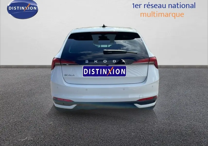 Vue arrière d'une Skoda Scala blanc glacier 2025 avec feux arrière LED et logo distinctif sur fond neutre.