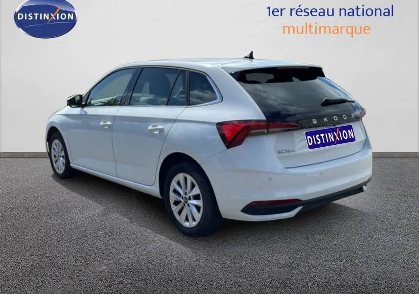 Vue 3/4 arrière droite d'une Skoda Scala blanche Glacier avec vitres teintées et feux arrière LED.