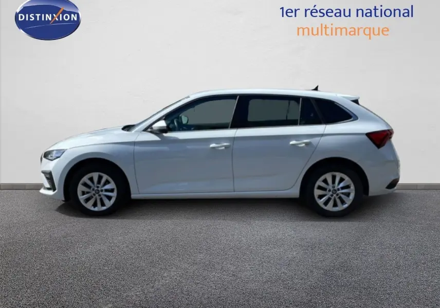 Profil droit d'une Skoda Scala blanc glacier 2025 avec jantes alliage et vitres teintées, sur fond neutre.