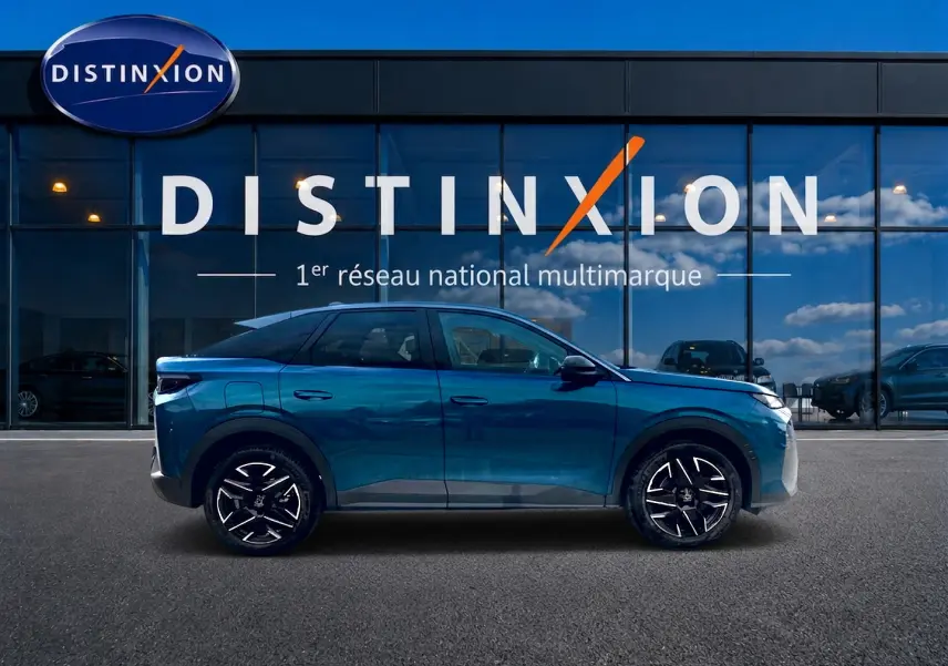 Peugeot 3008 1.2 hybrid 145 allure e-dcs6 bleu obsession en profil côté gauche devant une vitrine Distinxion.
