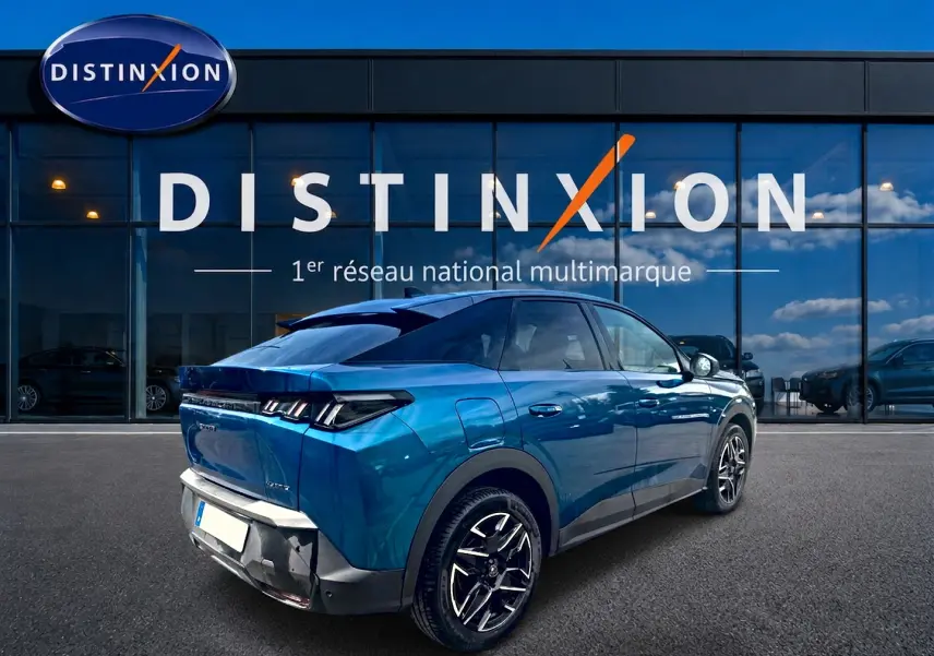 Vue 3/4 arrière droite du Peugeot 3008 bleu obsession, avec jantes alu et feux arrière LED distinctifs.