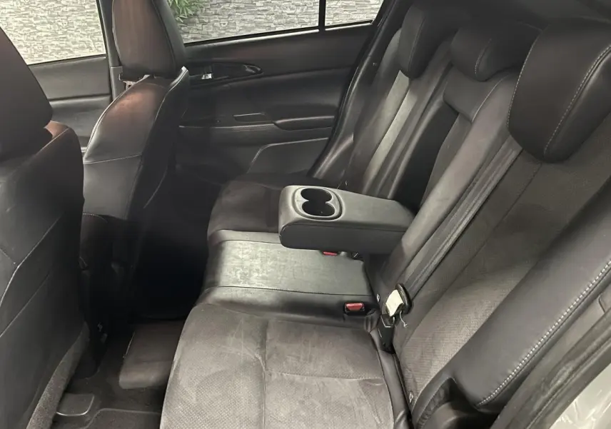 Vue intérieure côté droit des sièges arrière gris foncé en TEP et suédine du Mitsubishi Eclipse Cross 2022 avec accoudoir central relevé.