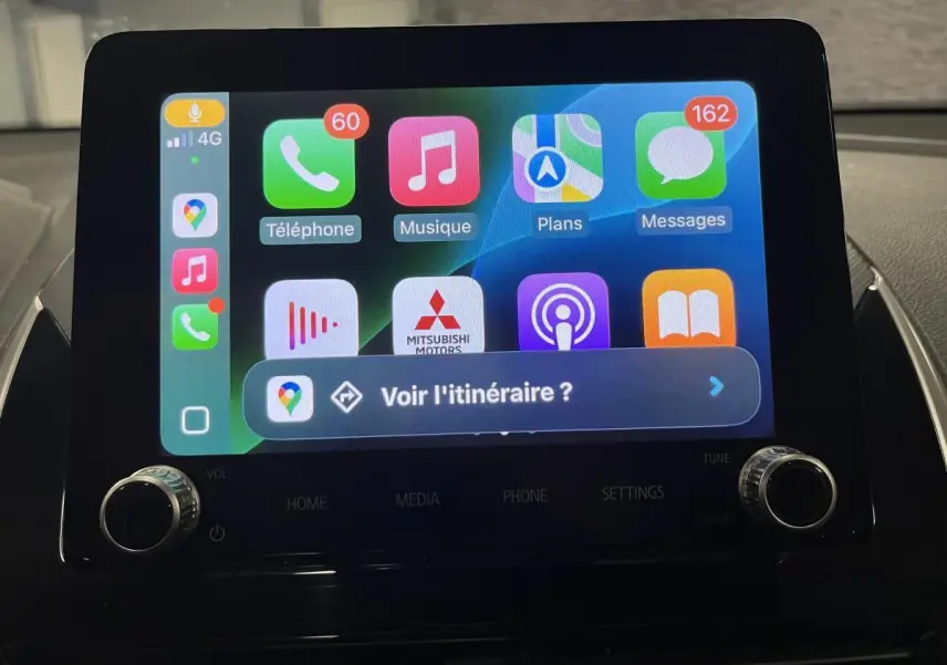 Écran tactile multimédia affichant Apple CarPlay dans l'habitacle du Mitsubishi Eclipse Cross 2022.