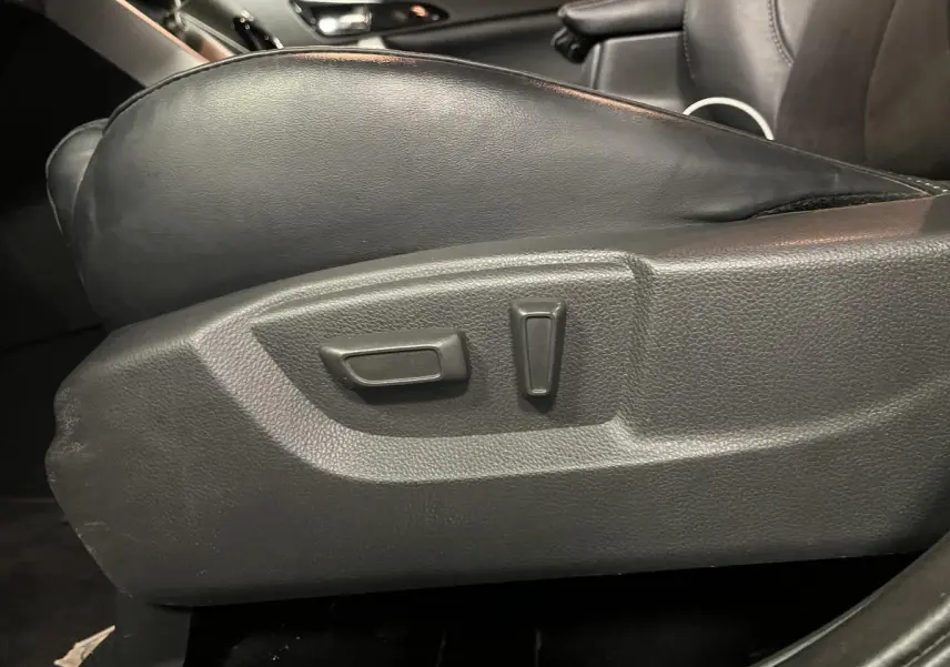 Gros plan sur les commandes de réglage électrique du siège conducteur en cuir noir du Mitsubishi Eclipse Cross gris 2022.