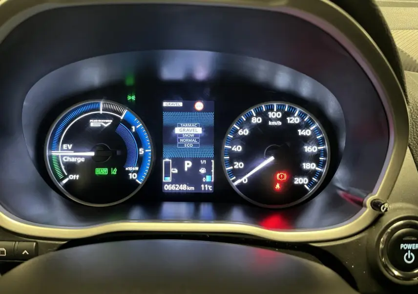 Tableau de bord du Mitsubishi Eclipse Cross hybride rechargeable 2022 avec compteurs analogiques et écran central numérique.