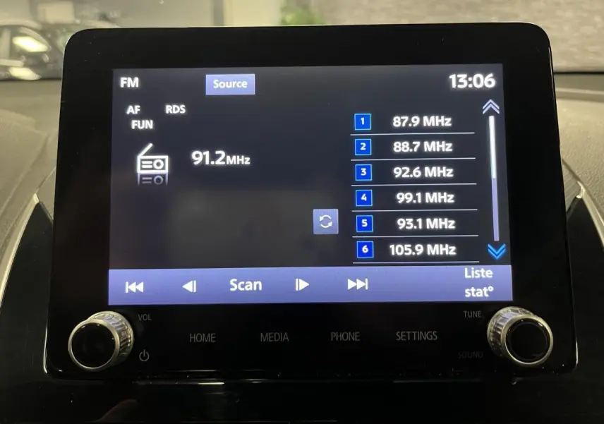 Écran tactile multimédia du Mitsubishi Eclipse Cross 2022 affichant les fréquences radio FM en intérieur noir.