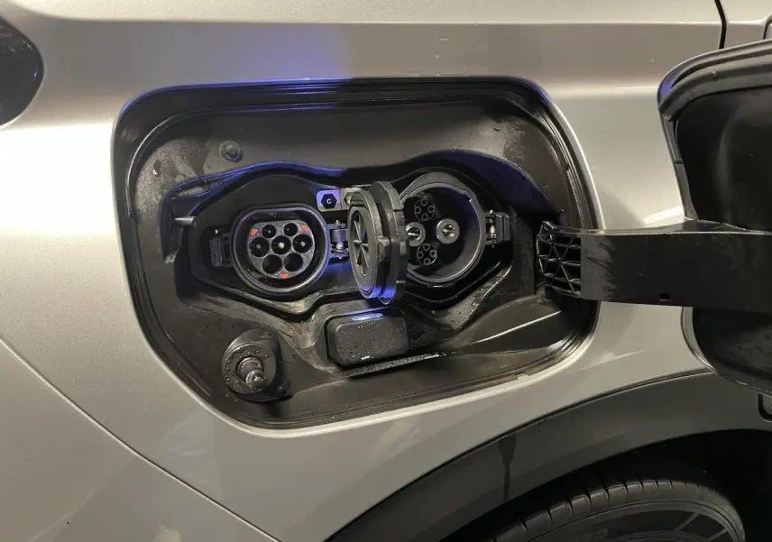 Prise de recharge hybride ouverte côté arrière droit du Mitsubishi Eclipse Cross gris métallisé 2022.