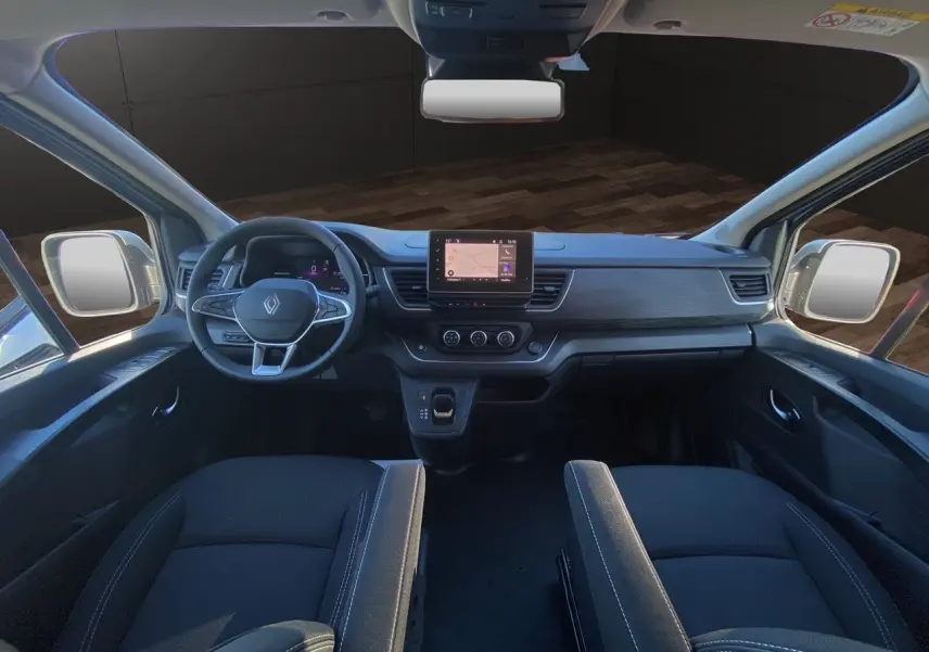 Vue intérieure avant du Renault Trafic Combi 2025 avec tableau de bord noir, volant multifonction et écran tactile central.