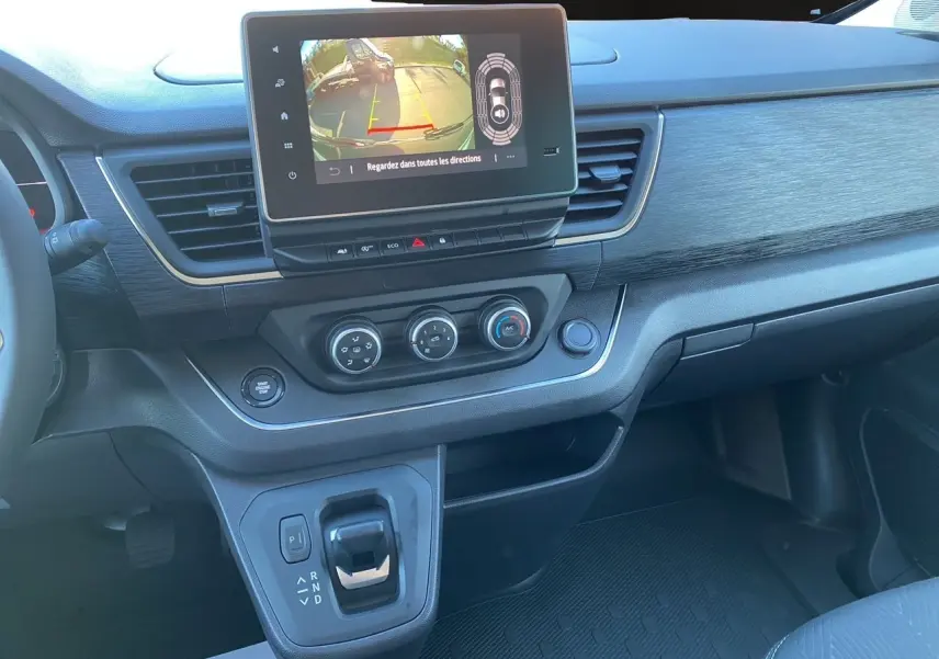 Tableau de bord et console centrale du Renault Trafic Combi 2025 avec écran tactile et commandes climatisation visibles