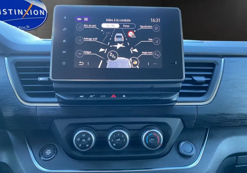 Tableau de bord du Renault Trafic Combi 2025 gris Highland, écran tactile 8’’ et commandes climatisation visibles.