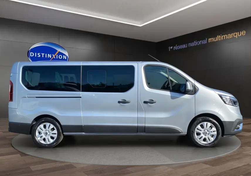 Profil droit du Renault Trafic Combi gris Highland 2025 avec vitres arrière teintées et jantes alliage 17 pouces.