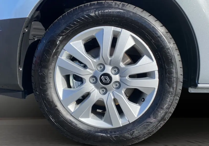 Gros plan sur la roue avant droite gris Highland du Renault Trafic Combi L2 Grand Techno 2025 avec jante alliage 17 pouces.