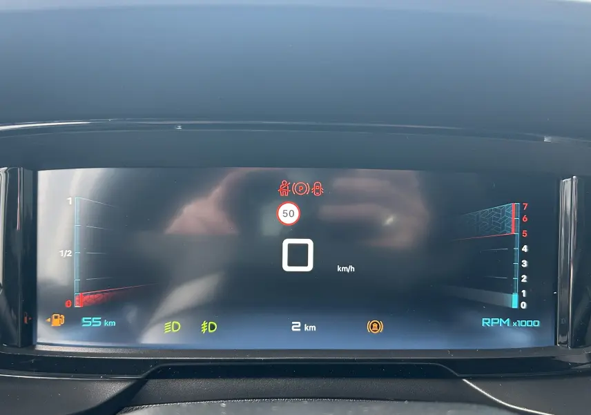 Affichage numérique du tableau de bord du Citroën Berlingo Fourgon blanc, montrant la vitesse à 0 km/h et jauges d'essence et de régime moteur.