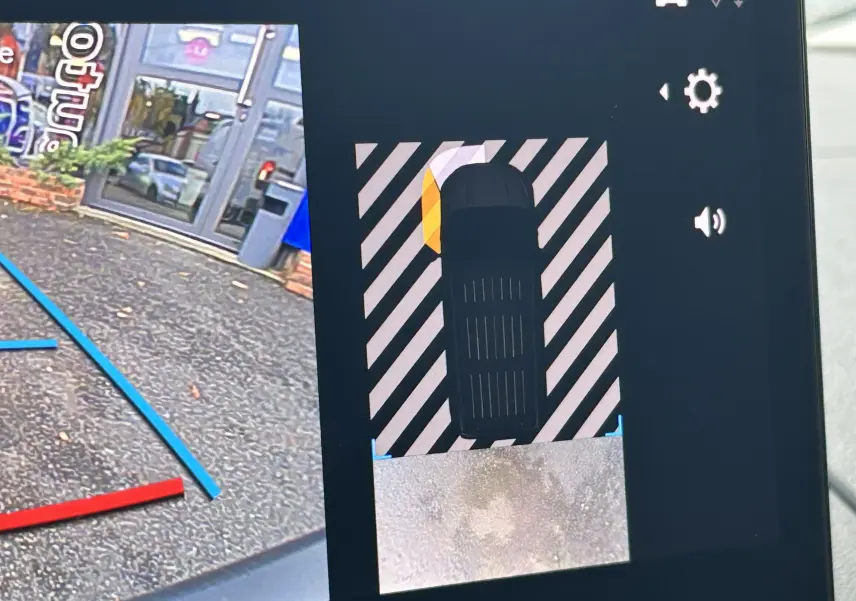 Affichage de la caméra de recul du Citroën Berlingo Fourgon blanc, vue de dessus indiquant une ouverture de porte côté gauche.