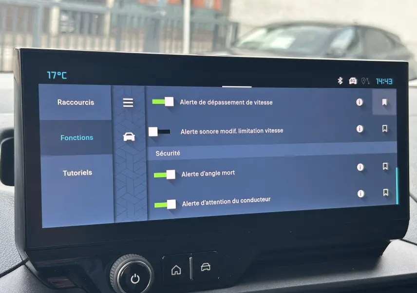 Écran tactile central du Citroën Berlingo Fourgon blanc, affichant les alertes de sécurité et température extérieure 17°C.