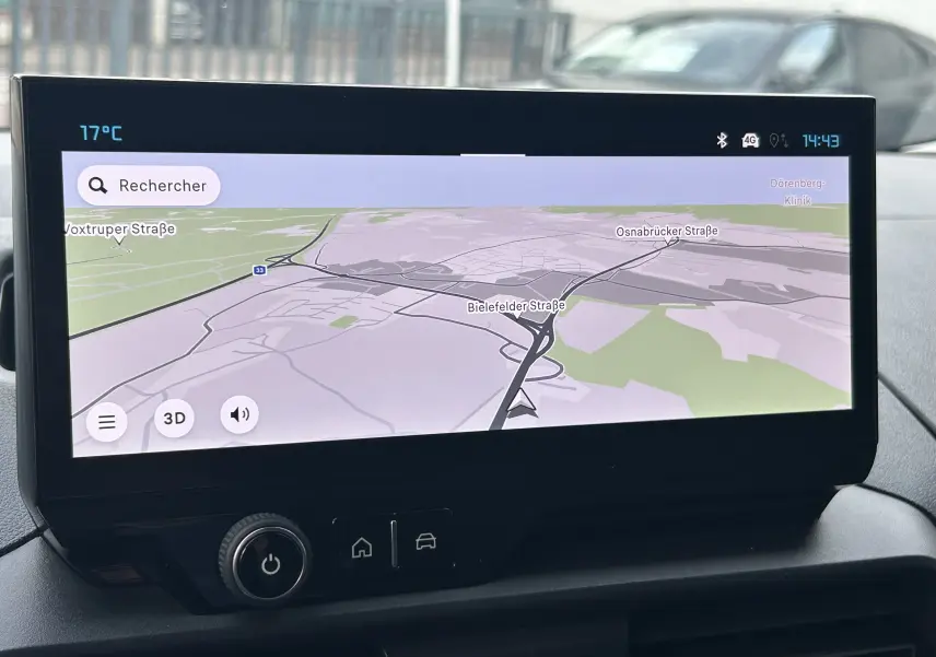 Écran tactile central du Citroën Berlingo Fourgon 2025 affichant une carte GPS en mode 3D.