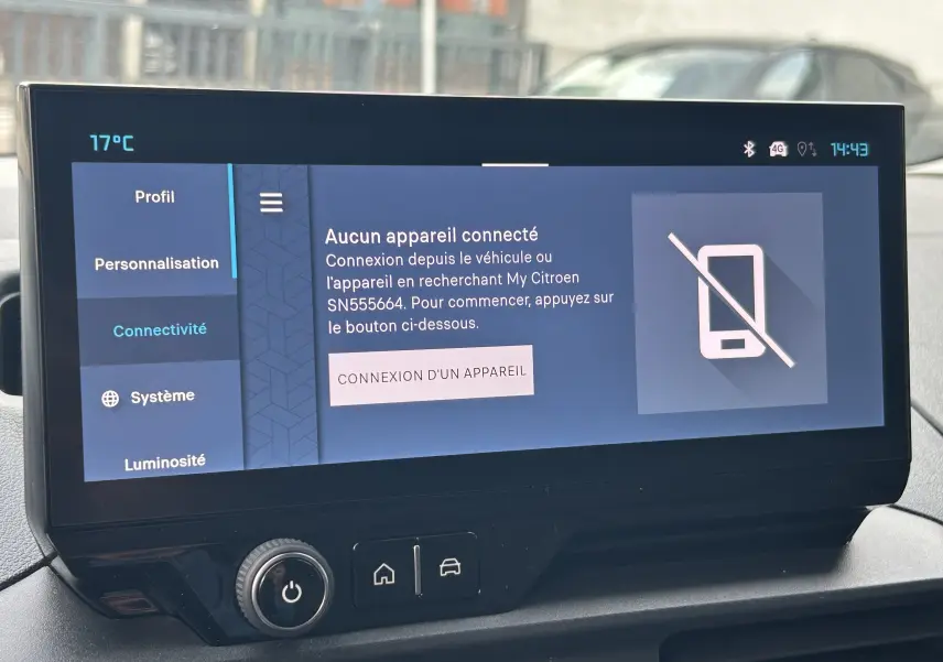 Écran tactile du tableau de bord du Citroën Berlingo Fourgon 2025 affichant la connexion Bluetooth inactive.