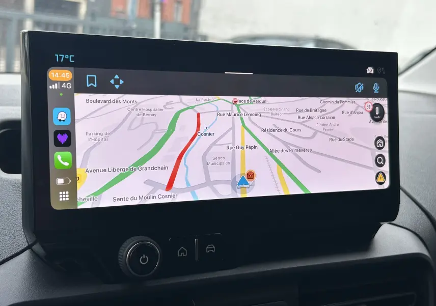 Écran tactile central du tableau de bord du Citroën Berlingo Fourgon 2025 affichant la navigation GPS en couleur.
