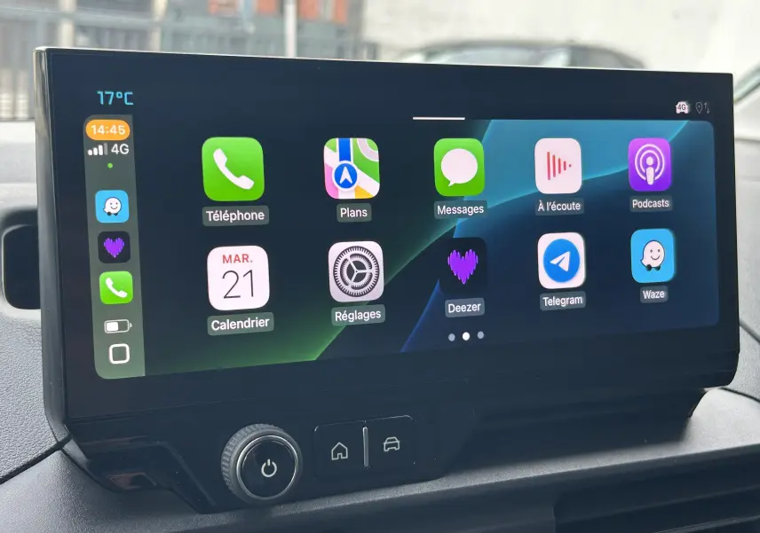 Écran tactile central du tableau de bord du Citroën Berlingo Fourgon 2025 affichant plusieurs applications connectées.