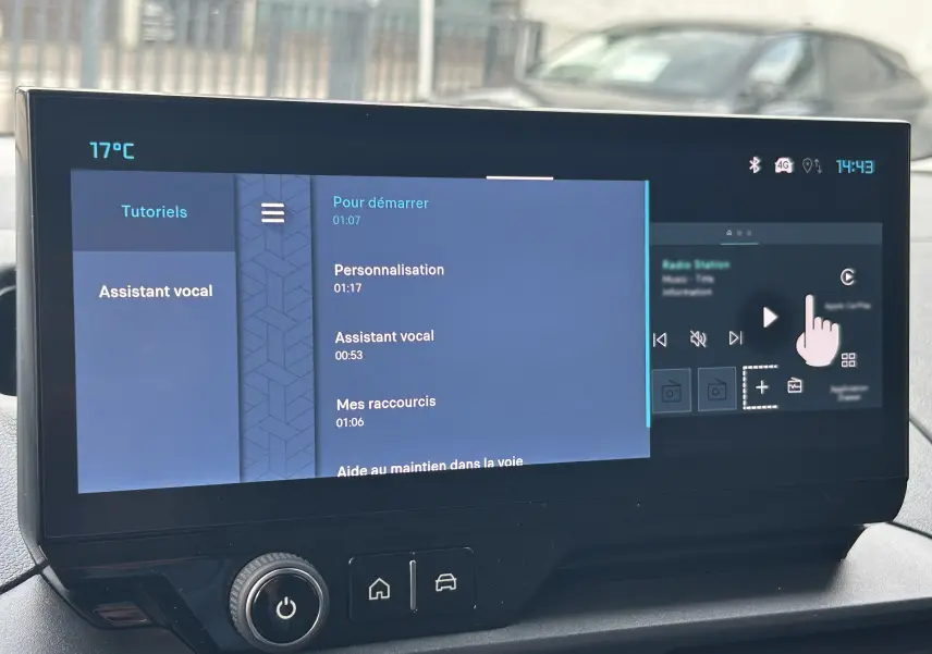 Écran tactile central du tableau de bord du Citroën Berlingo Fourgon blanc, affichant les options d'assistant vocal et tutoriels.