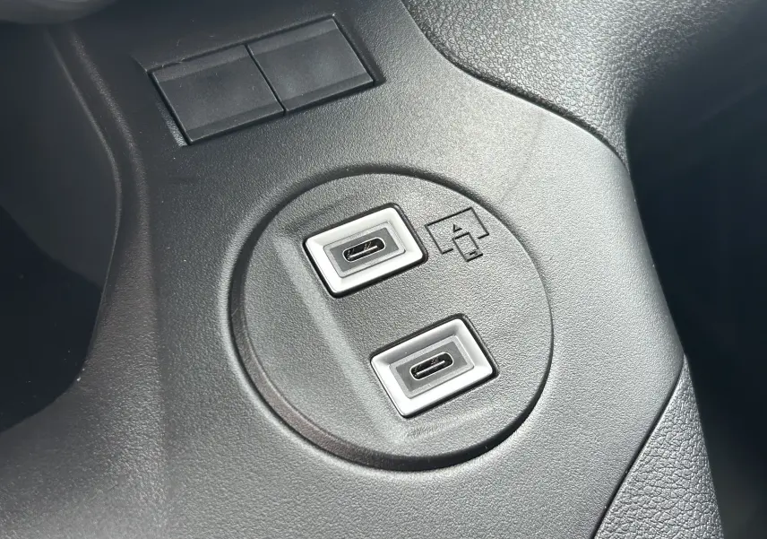 Gros plan sur les deux ports USB-C intégrés dans la console noire du Citroën Berlingo Fourgon 2025.