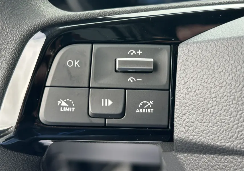 Gros plan sur les commandes de régulateur de vitesse au volant du Citroën Berlingo Fourgon blanc 2025.