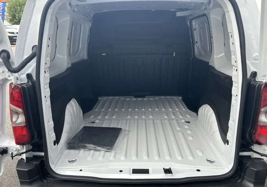 Vue arrière du Citroën Berlingo Fourgon blanc 2025, montrant la zone de chargement vide et spacieuse avec portes ouvertes.