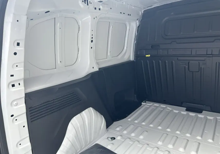 Intérieur du fourgon Citroën Berlingo BlueHDi 100 2025 vu de l'arrière, montrant la cabine de chargement blanche et noire.