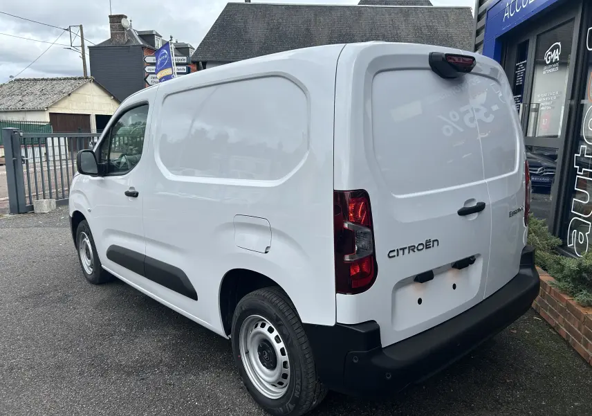 Vue 3/4 arrière droite d'un Citroën Berlingo Fourgon blanc avec portes arrière pleines et protections latérales noires.