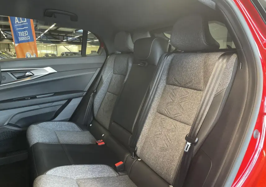 Vue côté gauche de la banquette arrière bi-ton gris et noir du Renault Rafale rouge avec surpiqûres et ceinture de sécurité.