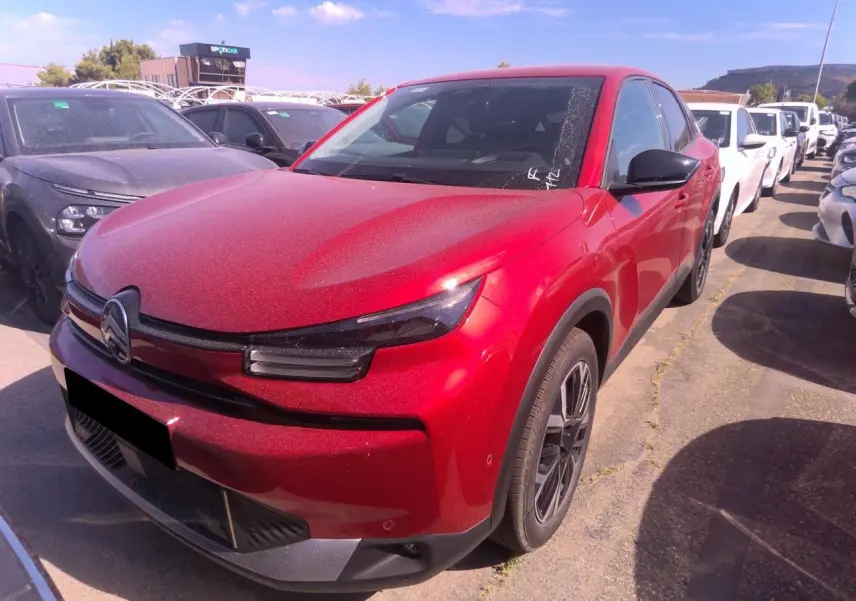 Citroën C4 Hybrid rouge Elixir vue 3/4 avant droit, avec phares LED et jantes alliage noires.