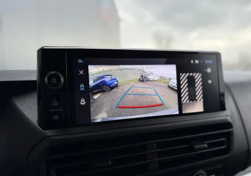 Écran tactile 10'' HD du Peugeot Expert Fourgon blanc montrant la caméra de recul et l'affichage 360° intérieur.
