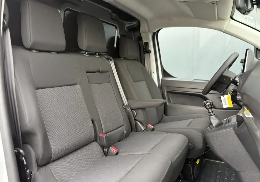 Vue intérieure côté droit montrant la banquette passager 2 places en tissu bi-ton gris du Peugeot Expert Fourgon blanc Icy.