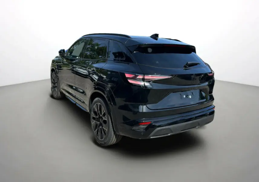 Vue 3/4 arrière droite du Renault Austral noir étoilé avec jantes alu 20 pouces et vitres surteintées.