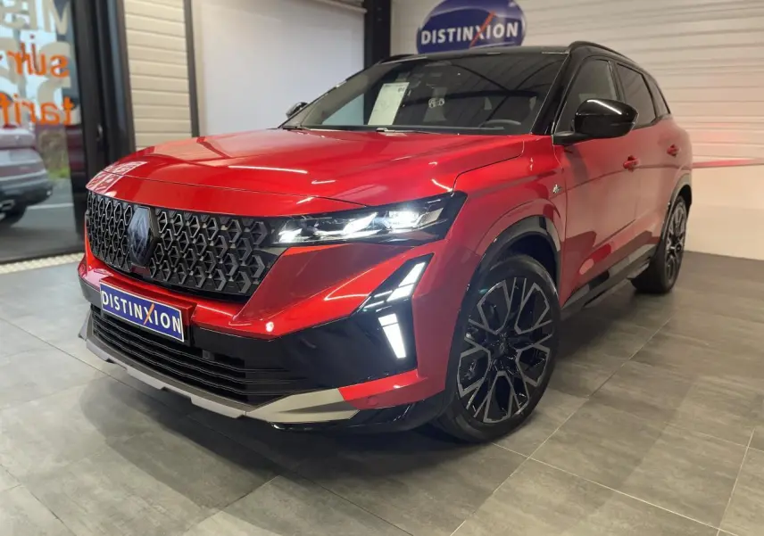 Renault Austral rouge métallisé avec toit noir, vue 3/4 avant droit, calandre noire et jantes alliage noires.