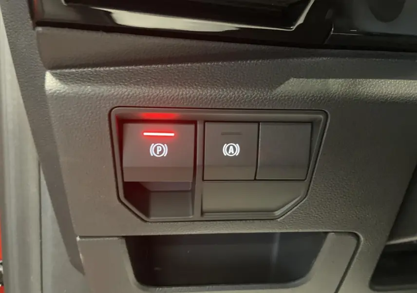 Gros plan sur les commandes de frein de parking et auto-hold du Renault Austral 2025, intérieur noir.