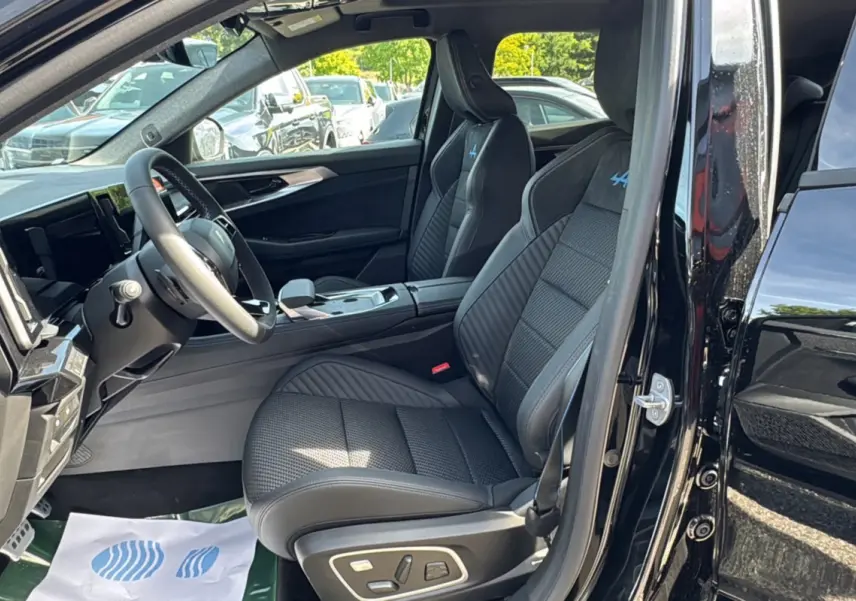 Vue intérieure côté conducteur du Renault Austral New 200 Esprit Alpine noir étoilé, sièges sport semi-alcantara avec logo Alpine bleu.