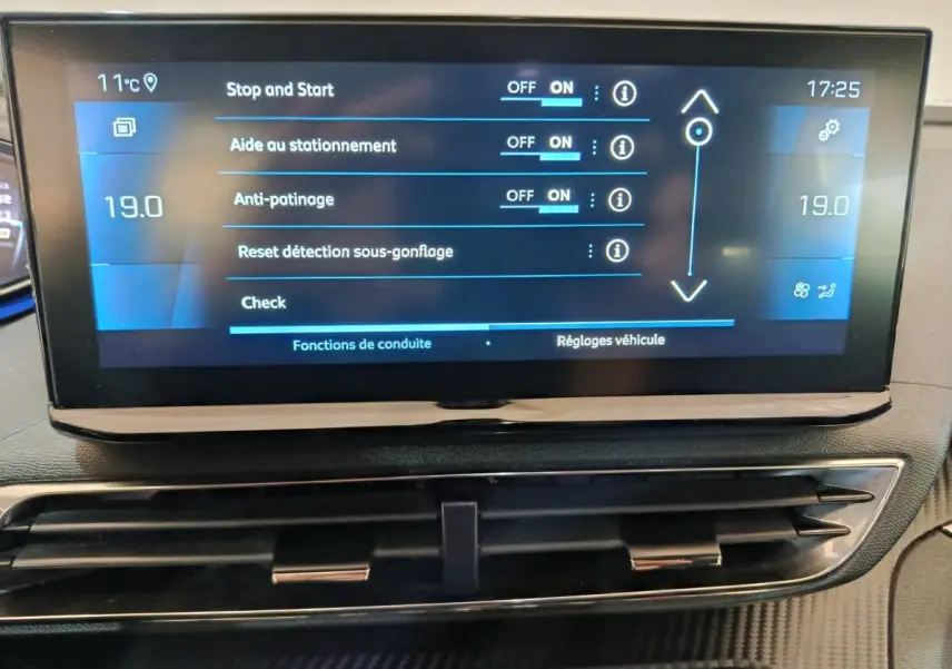 Écran tactile central du tableau de bord du Peugeot 5008 gris clair, affichant les réglages d’aide à la conduite.