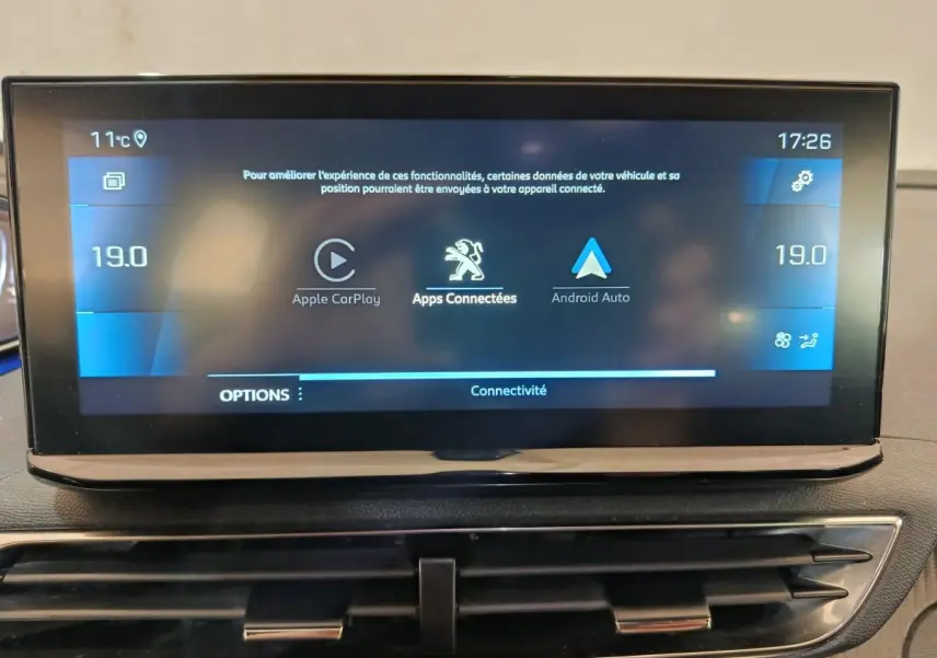 Écran tactile central du tableau de bord du Peugeot 5008 gris clair, affichant Apple CarPlay et Android Auto.